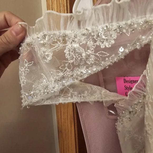 Wedding dress - Picture 3 of 16